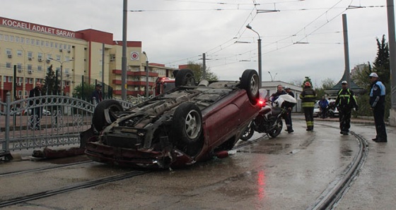 Tramvay yoluna giren otomobil, bariyerlere çarparak takla attı: 1 yaralı