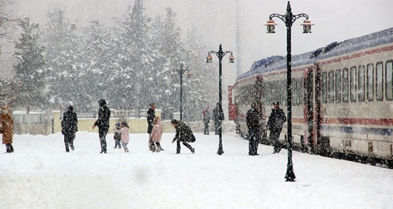 Erzurum Tren Garı'nda muhteşem kar manzarası