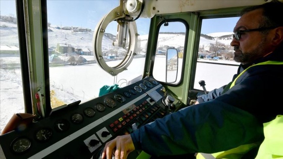 Tren yolunun 'kar kaplanı' 33 yıldır raylarda