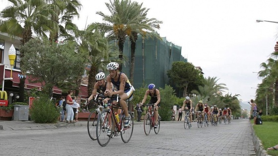 Triatlon branşında erkeklerde madalyalar dağıtıldı