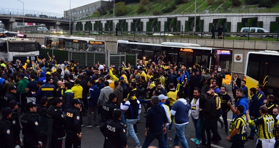 Fenerbahçe tribününde rahatsızlanan taraftar vefat etti