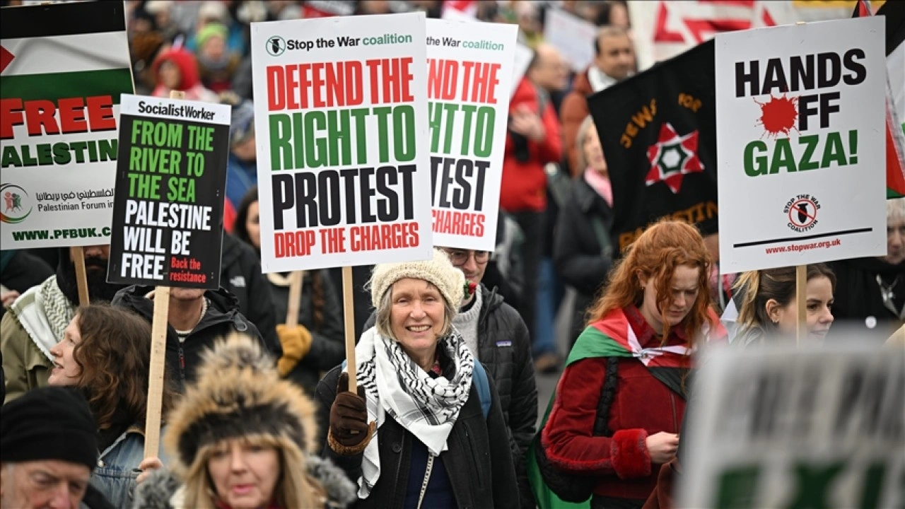 Trump'ın Filistinlileri zorla yerinden etme planı İsveç ve İngiltere'de protesto edildi