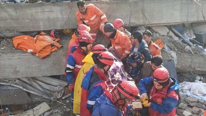 TSK İnsani Yardım Tugayı Kahramanmaraş'ta enkazdan bir kişiyi kurtardı