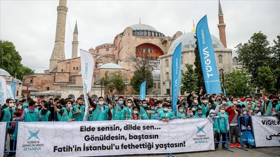 TÜGVA sabah namazının ardından Ayasofya-i Kebir Camii önünde İstanbul'un fethi programı düzenledi