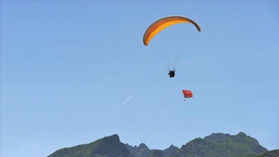 Tunceli'de gökyüzü paraşütlerle renklendi