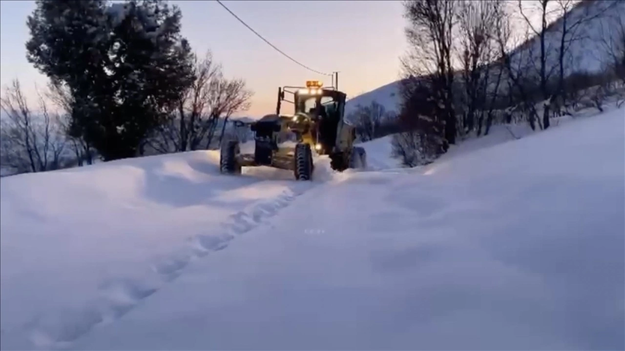 Tunceli'de kar kalınlığının 2 metreye ulaştığı kapalı köy yolları zorlu mesaiyle açılıyor