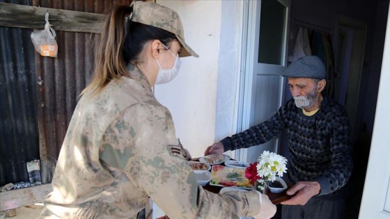 Tunceli'de Mehmetçik ve polis yaşlılara çiçeklerle süslenmiş tepside kahvaltı ikram ediyor