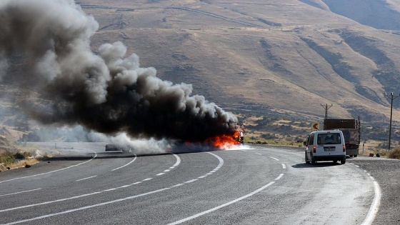 Tunceli'de PKK'lı teröristler yol kesip araç yaktı