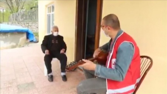 Tunceli'de Vefa ekibi evinden çıkamayan yaşlılara saz çaldı türkü söyledi