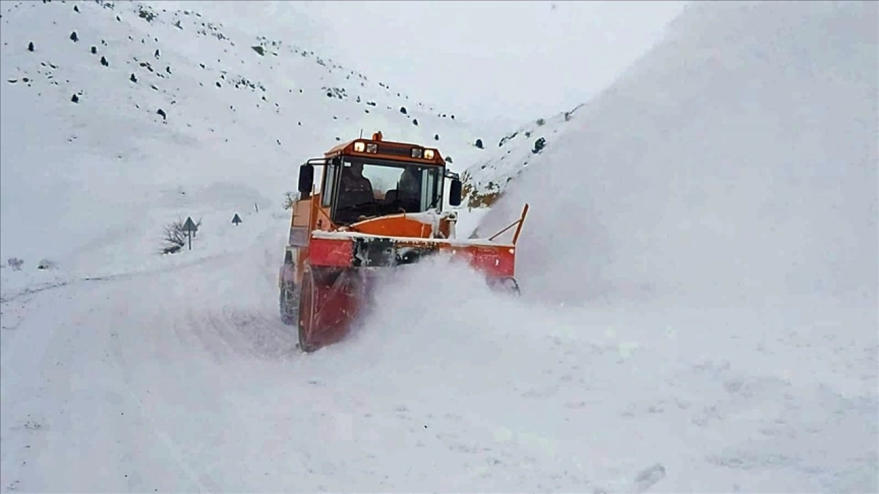 Tunceli'de yoğun kar nedeniyle Hozat-Ovacık kara yolu ulaşıma kapatıldı