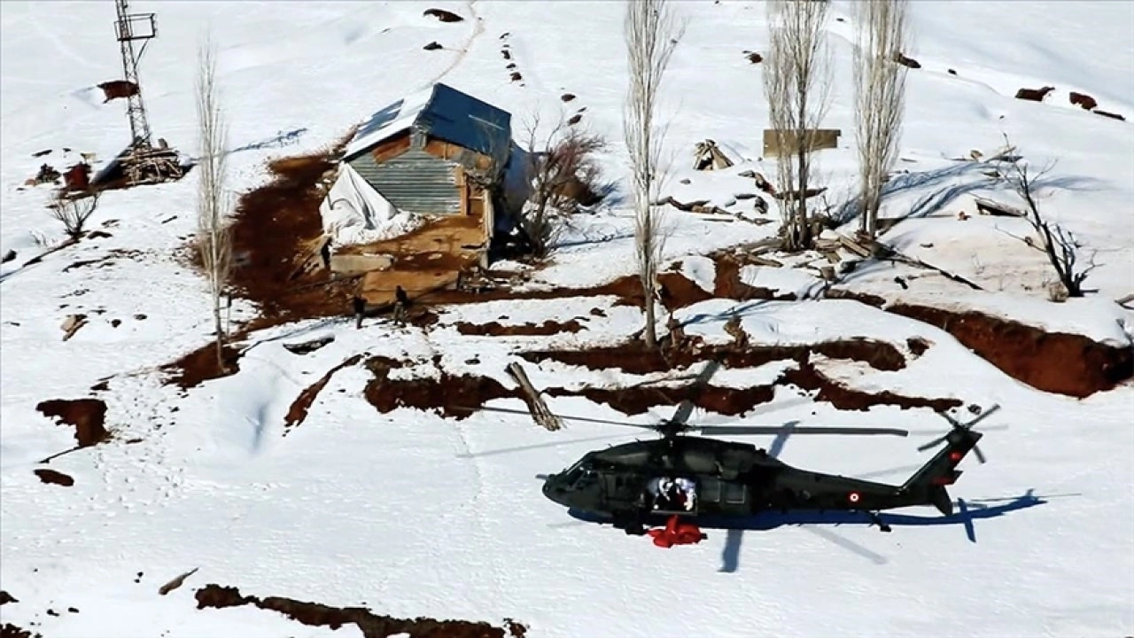 Tunceli'de yolu kardan kapanan köydeki besiciye askeri helikopterle yem ulaştırıldı