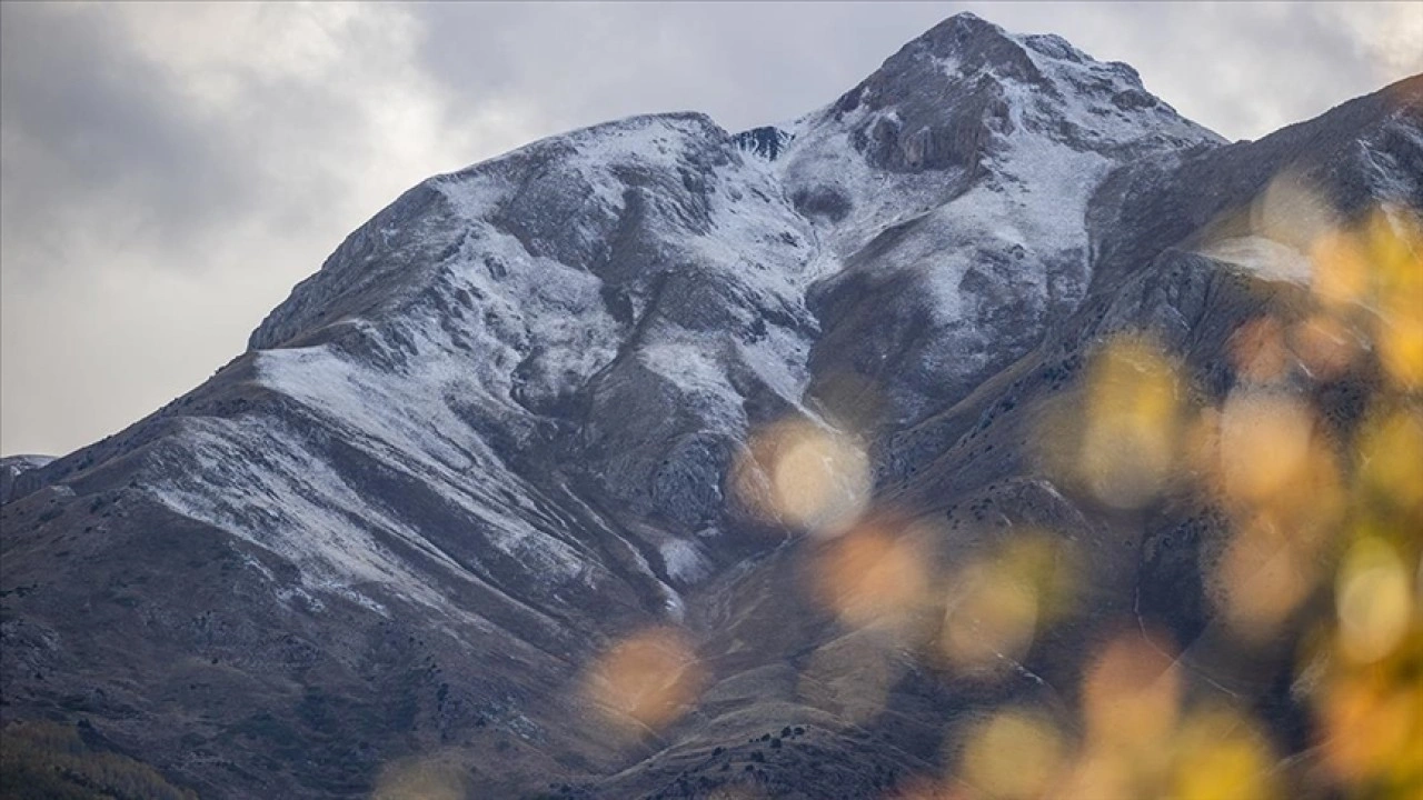 Tunceli'de 3 bin rakımlı zirvelere kar yağdı