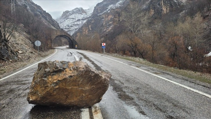 Tunceli'de sağanak nedeniyle kara yoluna kaya parçaları düştü