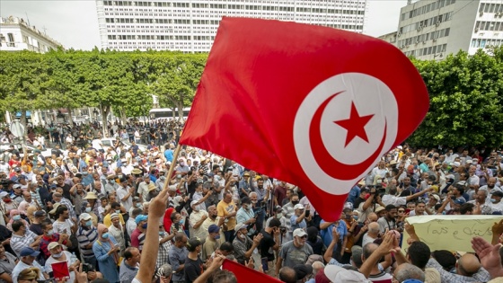 Tunus'ta Cumhurbaşkanı Said'in 'olağanüstü kararları' protesto edildi