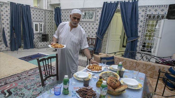 Tunuslu medrese hocası salgın günlerinde ramazan ruhunu canlı tutmaya çalışıyor