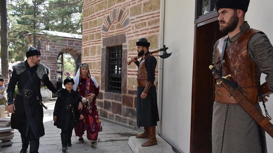 Türbe ziyaretinde kostümle hatıra fotoğrafı