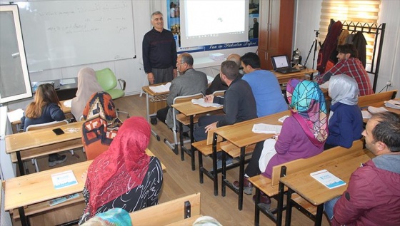 Turist artınca esnaf Farsça öğrenmeye başladı