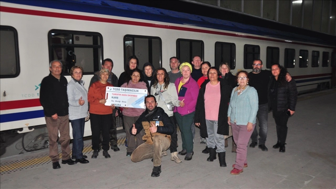 Turistik Doğu Ekspresi yeni sezonda Kars'tan ilk seferine çıktı