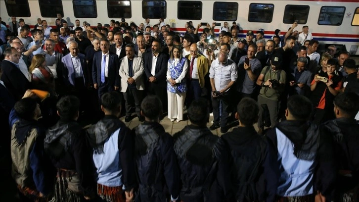 "Turistik Tatvan Treni" ile Bitlis'e gelenler, tarihi mekanlarla doğal güzellikleri g