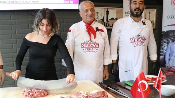 Turistler hem kebap yiyor hem de yapımını öğreniyor