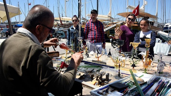 Turistlere cam üfletip sanatını tanıtıyor