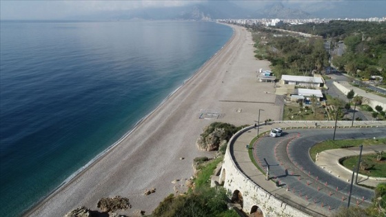 Turizm merkezlerinin sahil ve plajları koronavirüs tedbirleri nedeniyle en sakin günlerini yaşıyor