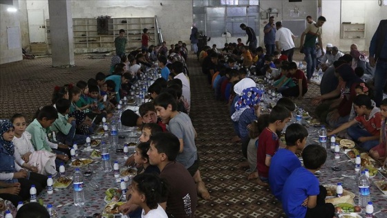 Türk aktivistlerden Suriye'de 2 bin 500 kişiye iftar