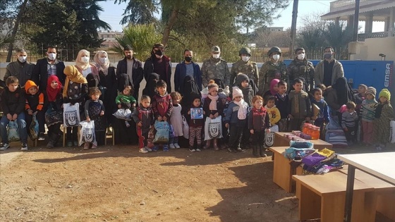 Türk askeri Rasulayn'daki dul ve yetimlerin yüzünü güldürdü