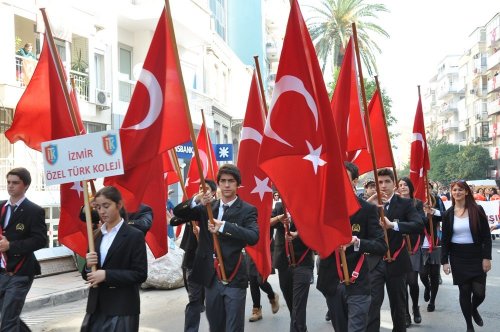 Türk bayraklarıyla yürüyen gençleri şehidin annesi karşıladı