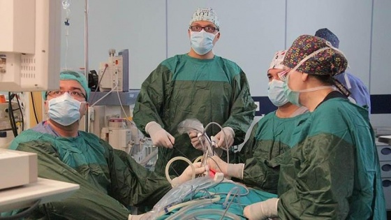 Türk cerrahlar Azerbaycan'da izsiz tiroit ameliyatı gerçekleştirdi