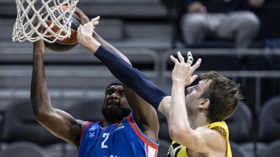 Türk derbisini Anadolu Efes kazandı