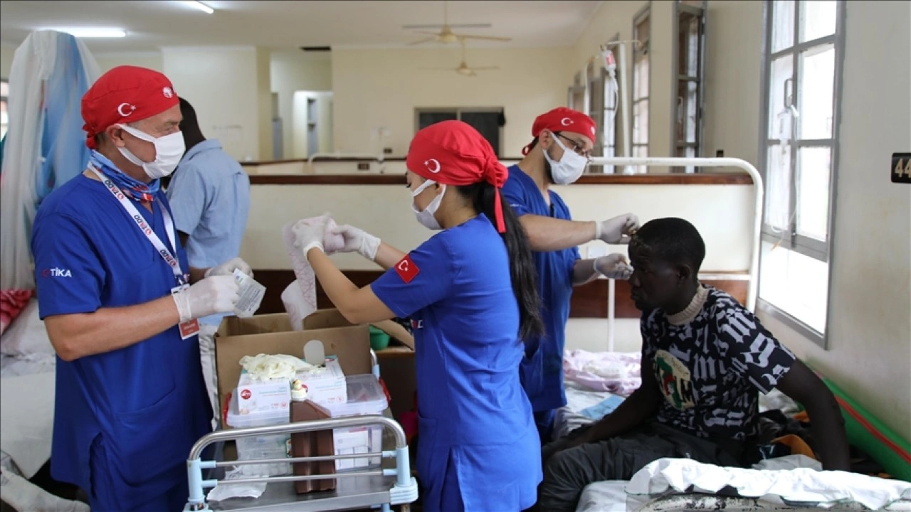 Türk doktorlar, Uganda'da yaptıkları ameliyatlarla yüzlerce kişinin yüzünü güldürdü