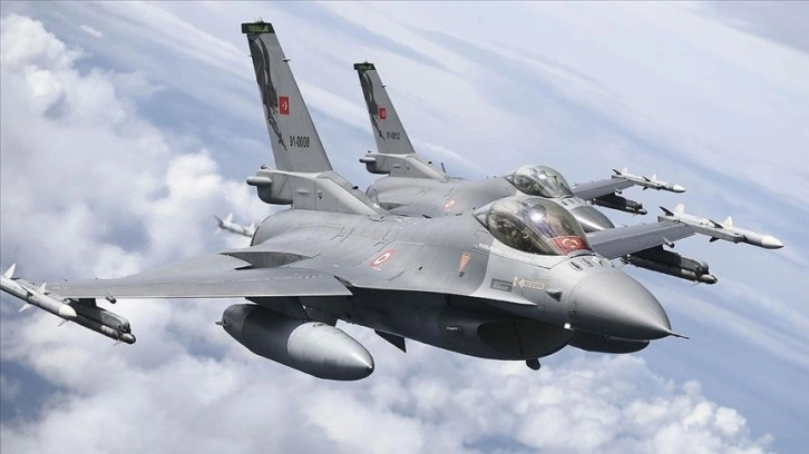 Türk F-16'larını Yunan uçakları yine taciz etti