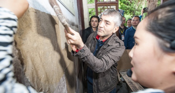 Türk gazeteci ilk kağıdı yapan Cai lun'un mezarını ziyaret etti