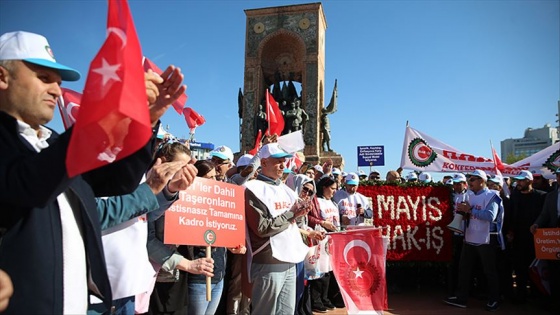 TÜRK-İŞ ve Hak-İş üyeleri Kazancı Yokuşu'na karanfil bıraktı