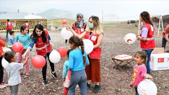 Türk Kızılay Ağrı'da köy çocuklarını hediyelerle sevindirdi