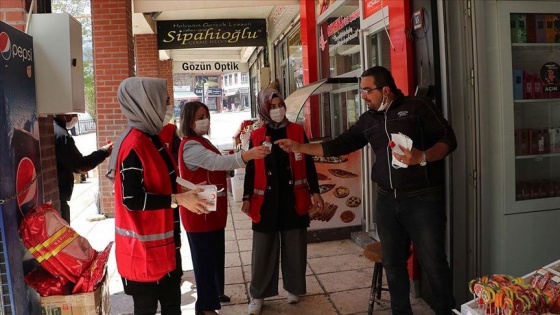 Türk Kızılay gönüllüleri dükkan dükkan gezip maske ve dezenfektan dağıttı