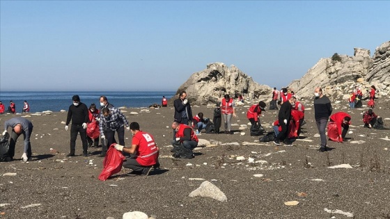 Türk Kızılay gönüllüleri Kozlu Sahili'nde temizlik yaptı