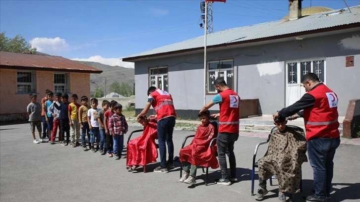 Türk Kızılay gönüllüleri Van'da engelli, yaşlı ve çocukların bayram tıraşını yapıyor