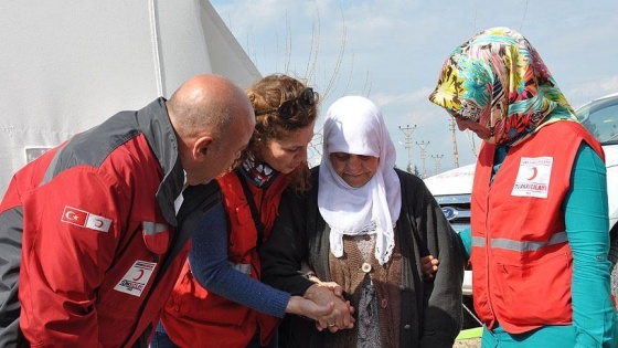 Türk Kızılay'ından depremzede nineye '8 Mart' hediyesi