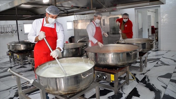 Türk Kızılay Muş'taki depremzedelerin yemek ihtiyacını karşılıyor