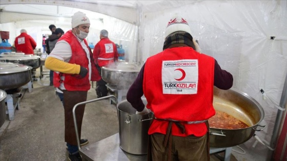 Türk Kızılayı, depremzedelere 68 noktada gıda dağıtıyor