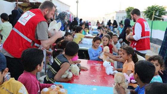 Türk Kızılayı Suriye'deki yetimleri sevindirdi