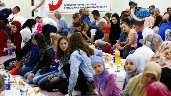Türk Kızılayından dünya yetimlerine kendi memleketlerinde iftar