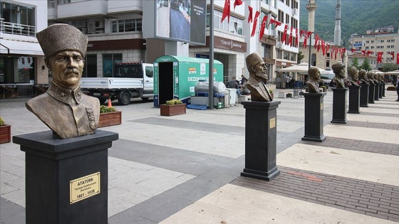 Türk tarihinin önemli isimlerinin büstleri Demokrasi Meydanı'na konuldu