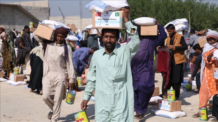 Türk yardım kuruluşlarından Pakistan'daki selzedelere 30 tonluk insani yardım