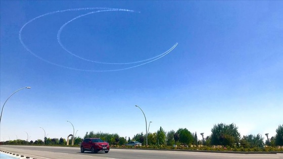 Türk Yıldızları Konya semalarında hilal çizdi