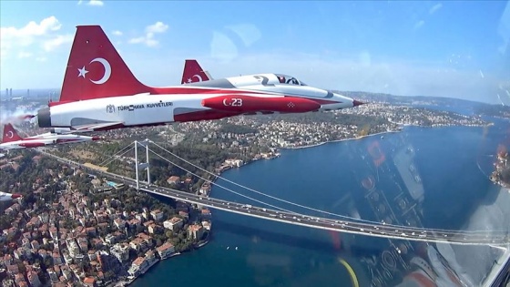 Türk Yıldızları'nın İstanbul'u selamlamasına 'kokpit içi' bakış