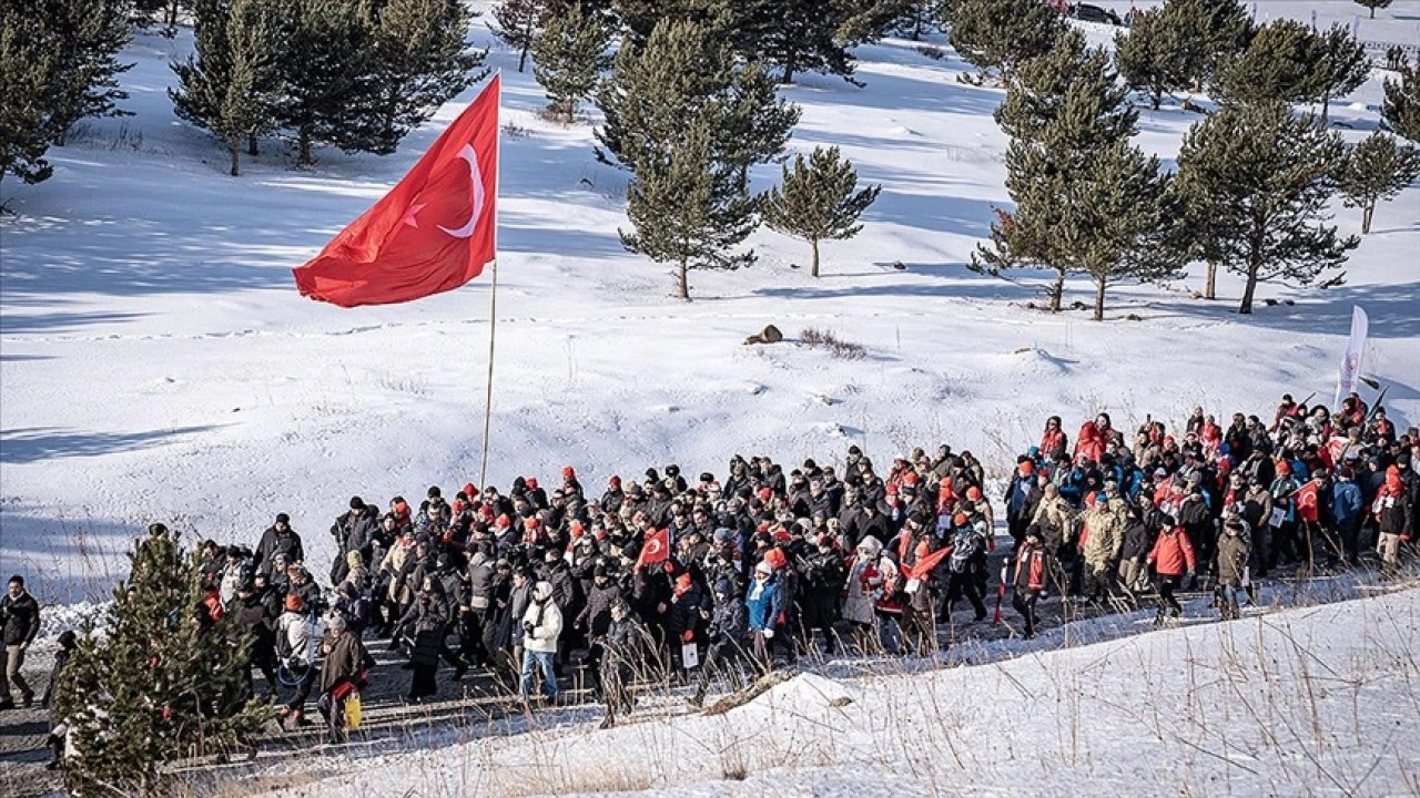 Türkiye, 'Bu toprakta izin var' temasıyla Sarıkamış'ta şehitler için yürüdü