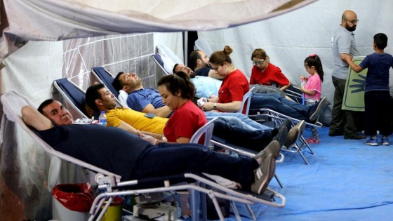 Türkiye demokrasi nöbetlerinde kan bağışına koştu
